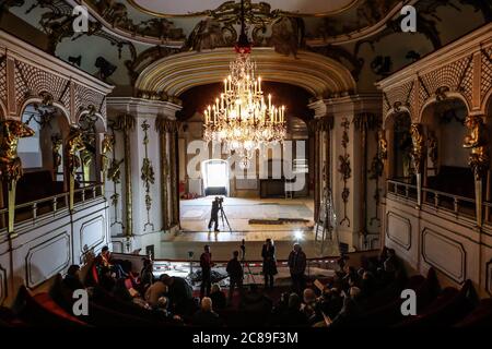 Potsdam, Deutschland. Januar 2020. Blick bei einem Pressegespräch in das renovierte Schlosstheater in Potsdam. Das Schlosstheater im Neuen Schloss Potsdam-Sanssouci wird nach sieben Jahren mit einer Telemann-Premiere am 20. Juni wieder eröffnet. Quelle: Julian Stähle/dpa-Zentralbild/ZB/dpa/Alamy Live News Stockfoto