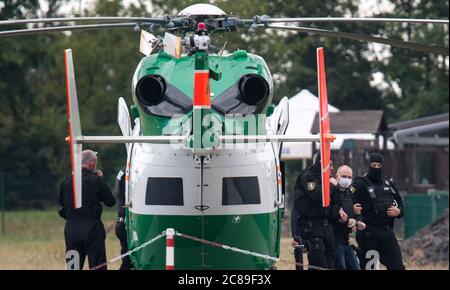 Magdeburg, Deutschland. Juli 2020. Der Angeklagte Stephan Balliet wird nach dem Tag des Prozesses von Justizbeamten zum Hubschrauber gebracht und zur JVA Burg geflogen. Die Bundesanwaltschaft wirft dem Mann 13 Verbrechen vor, darunter Mord und versuchten Mord. Der Attentäter hatte am 9. Oktober 2019, dem höchsten jüdischen Feiertag Jom Kippur, in der Synagoge in Halle ein Blutbad zu verursachen versucht. Quelle: Hendrik Schmidt/dpa-Zentralbild/ZB/dpa/Alamy Live News Stockfoto