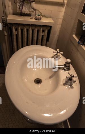 Waschbecken aus antikem weißem Porzellan in einem Haus Stockfoto