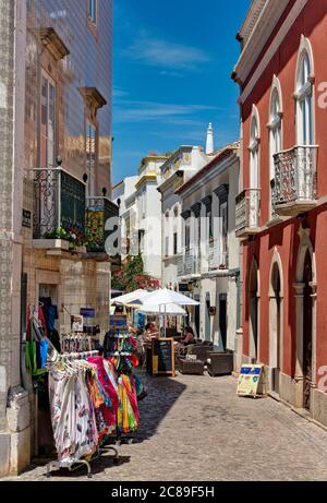 Eine schmale gepflasterte Straße in Tavira, der Algarve Stockfoto