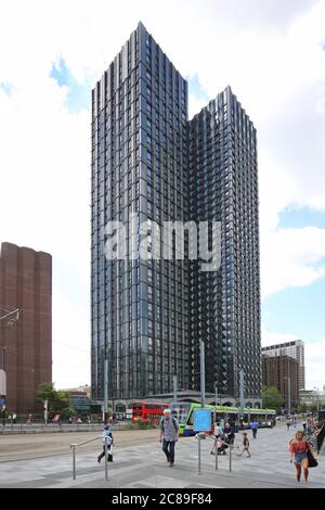 100A George Street, neuer 44-stöckiger Wohnturm gegenüber dem Bahnhof East Croydon, London, Großbritannien. Der höchste Turm der Welt in modularer Bauweise. Stockfoto