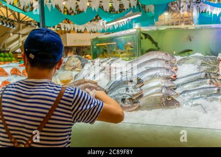 Fischgeschäft. Ganz verschiedene Arten von Fischen liegen auf dem Eis. Verkäufer zurück zu uns mit Meeresfrüchten, Fisch-Supermarkt. Verkauf von frischem Fisch, Theke von Stockfoto