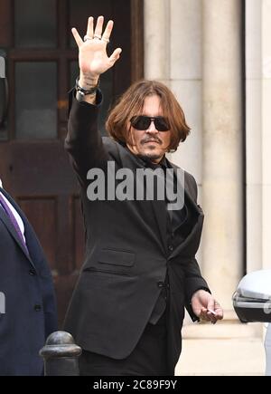 Schauspieler Johnny Depp verlässt das High Court in London nach einer Anhörung in seinem Verleumdungsverfahren gegen die Herausgeber von The Sun und dessen Chefredakteur Dan Wootton. Stockfoto