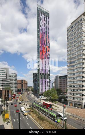 Croydon Town Center, Blick auf die Wellesley Road mit Blick auf die Saffron Square-Siedlung, den 43-stöckigen mehrfarbigen Wohnturm. Stockfoto