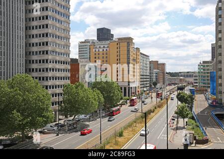 Croydon Town Center, Blick auf die Wellesley Road. Zeigt Bus- und Straßenbahnlinie, Unterführung und Whitgift Center (rechts) Stockfoto