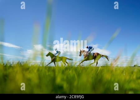 Eine allgemeine Ansicht, als Läufer ihren Weg zum Start auf der Bath Racecourse machen. Stockfoto