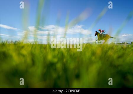 Eine allgemeine Ansicht, als Läufer ihren Weg zum Start auf der Bath Racecourse machen. Stockfoto