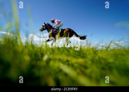 Eine allgemeine Ansicht, als Läufer ihren Weg zum Start auf der Bath Racecourse machen. Stockfoto