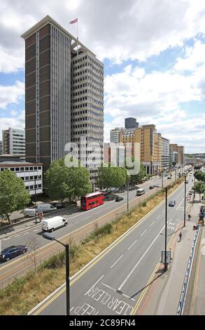 Croydon Town Center, Blick auf die Wellesley Road. Zeigt Bus- und Straßenbahnroute und Unterführung (rechts) Stockfoto