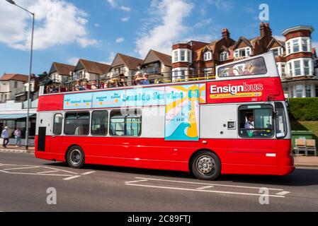 WESTERN Esplanade, Southend on Sea, Essex, Großbritannien. Juli 2020. Das heiße und sonnige Wetter hat die Menschen an die Küste gelockt. Der kürzlich wiederaufgebdete Open-Top-Bus-Service war sehr voll mit einem beliebten Oberdeck. Die Route 68 „easide Service“ fährt von Leigh ‘SSea zum Southend Pier und zurück und wird von Ensign Bus betrieben Stockfoto