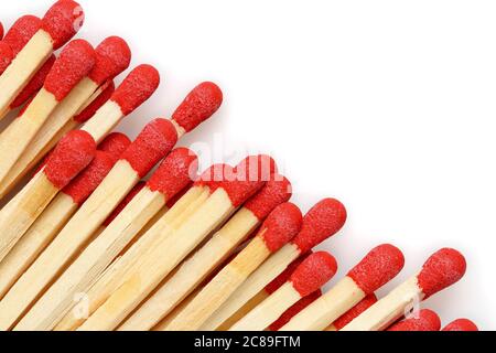 Nahaufnahme von Streichhölzern mit rotem Kopf auf Weiß Stockfoto