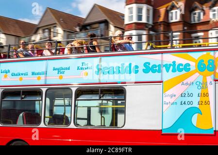 WESTERN Esplanade, Southend on Sea, Essex, Großbritannien. Juli 2020. Das heiße und sonnige Wetter hat die Menschen an die Küste gelockt. Der kürzlich wiederaufgebdete Open-Top-Bus-Service war sehr voll mit einem beliebten Oberdeck. Die Route 68 „easide Service“ fährt von Leigh ‘SSea zum Southend Pier und zurück und wird von Ensign Bus betrieben Stockfoto