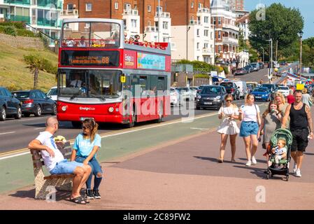 WESTERN Esplanade, Southend on Sea, Essex, Großbritannien. Juli 2020. Das heiße und sonnige Wetter hat die Menschen an die Küste gelockt. Der kürzlich wiederaufgebdete Open-Top-Bus-Service war sehr voll mit einem beliebten Oberdeck. Die Route 68 „easide Service“ fährt von Leigh ‘SSea zum Southend Pier und zurück und wird von Ensign Bus betrieben. Familienspaziergang auf der Promenade Stockfoto