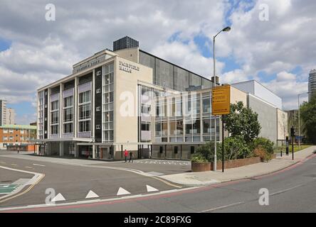 Neu renoviertes Kunst- und Unterhaltungszentrum Fairfield Halls in Croydon, South London, Großbritannien. Entworfen von Robert Atkinson & Partners. Eröffnet 1962. Stockfoto