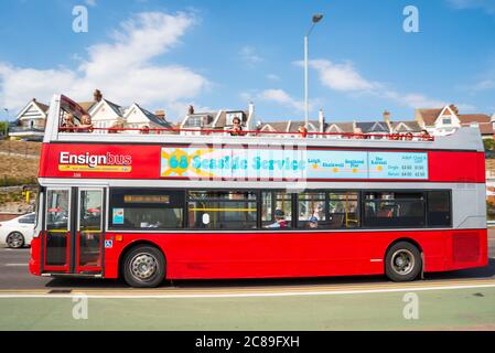 WESTERN Esplanade, Southend on Sea, Essex, Großbritannien. Juli 2020. Das heiße und sonnige Wetter hat die Menschen an die Küste gelockt. Der kürzlich wiederaufgebdete Open-Top-Bus-Service war sehr voll mit einem beliebten Oberdeck. Die Route 68 „easide Service“ fährt von Leigh ‘SSea zum Southend Pier und zurück und wird von Ensign Bus betrieben Stockfoto