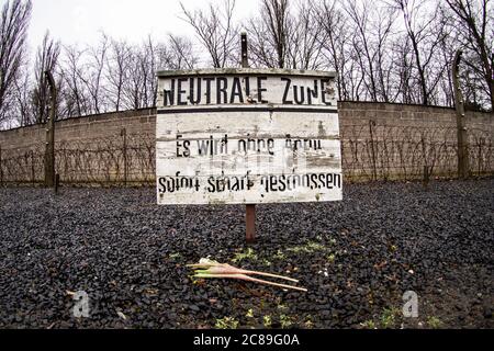 Oranienburg, Deutschland. April 2020. Auf dem Gelände des ehemaligen KZ Sachsenhausen ist ein Schild zu sehen. Quelle: Paul Zinken/dpa-Zentralbild/ZB/dpa/Alamy Live News Stockfoto