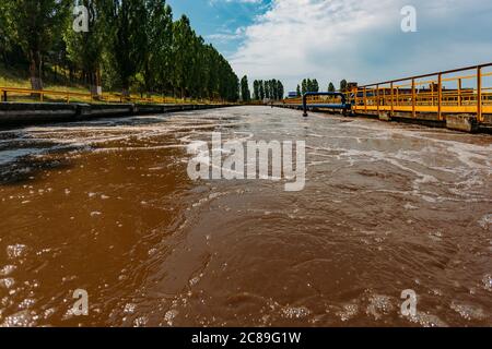 Moderne Kläranlage. Tanks zur Belüftung und biologischen Reinigung von Abwasser Stockfoto