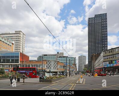 Croydon Town Center, Kreuzung Wellesley Road und George Street. Zeigt 100A George Street, neuen 44-stöckigen Wohnturm. Stockfoto