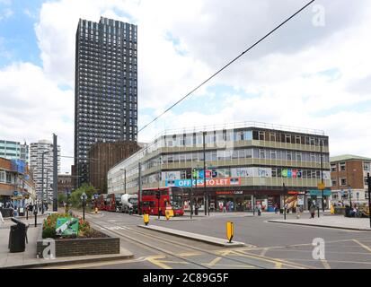 Croydon, Großbritannien. Kreuzung Wellesley Road und George Street. Zeigt 100A George Street, neuen 44-stöckigen Wohnturm. Gebaut in modularer Bauweise Stockfoto