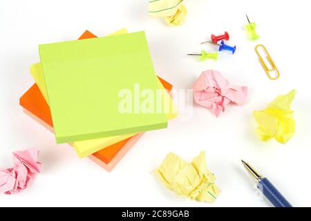 Klebehinweise mit Stiften und Stift auf weißer Oberfläche Stockfoto