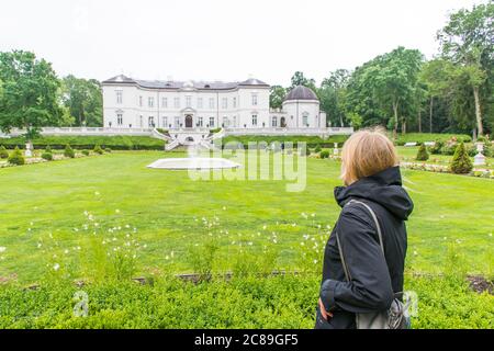Blonde Mädchen Besuch des Parks Bernstein Museum in Palanga, Litauen Stockfoto