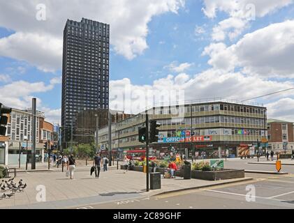 Croydon, Großbritannien. Kreuzung Wellesley Road und George Street. Zeigt 100A George Street, neuen 44-stöckigen Wohnturm. Gebaut in modularer Bauweise Stockfoto