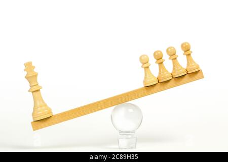 King Schach Stück wiegt mehr als Schachfiguren, Macht eines Konzepts Stockfoto