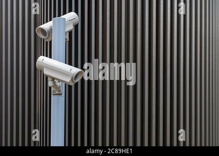 Überwachungskameras vor modernem urbanen Hintergrund Stockfoto