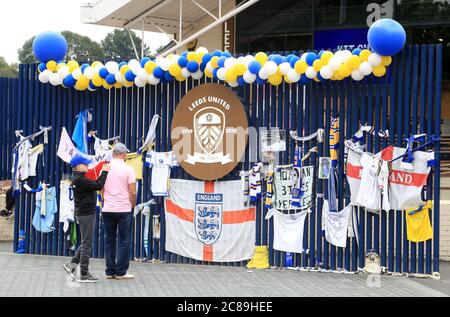 Leeds Uniteds Fan außerhalb Elland Road, vor ihrem Spiel gegen Charlton, um den Club gewinnen die Sky Bet Championship und ihre Beförderung in die Premier League zu feiern. Stockfoto