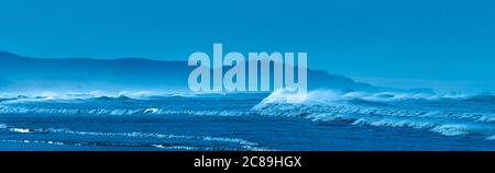 Pacific Surf am Nehalem Beach in der Blue Hour, OR Stockfoto