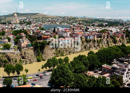 Tiflis, Georgien - 15. Juni 2016: Alte Tiflis, die Häuser der Avlabari Bezirk auf der felsigen Ufer der Kura. Stockfoto