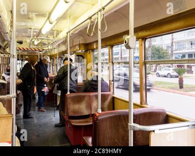 Antalya, Türkei - 22. Februar 2019: Menschen in der Retro-Straßenbahn in Antalya Stockfoto