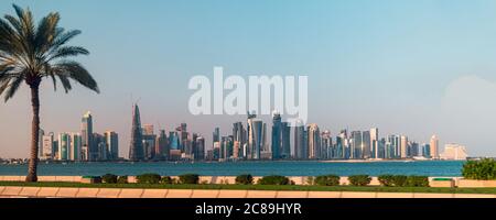 Doha, Katar – Nov. 21. 2019. Blick auf die Wolkenkratzer der West Bay Doha vom Golf Stockfoto