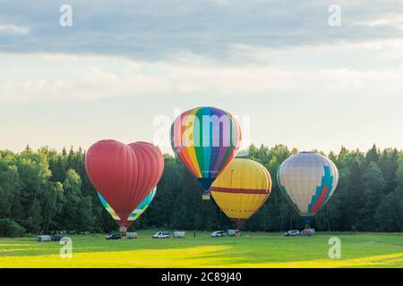 01.07.2020. Paramomovo, Region Moskau, Russland. Bunte Heißluftballons fliegen im Sommer über die Landschaft Stockfoto