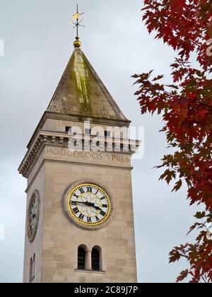 Die Uhr auf dem Nicholson war Memorial in Leek Staffordshire England Großbritannien erbaut 1925, um die Toten des Ersten Weltkriegs zu gedenken. Stockfoto