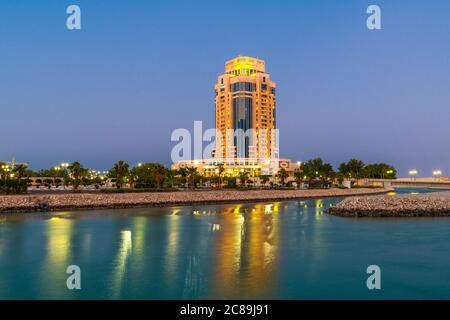 Doha, Katar - Nov 17. 2019. Das Ritz-Carlton Hotel in der Nacht Stockfoto