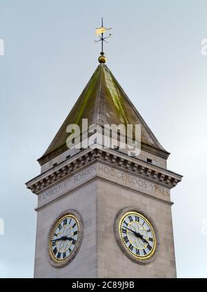 Die Uhr auf dem Nicholson war Memorial in Leek Staffordshire England Großbritannien erbaut 1925, um die Toten des Ersten Weltkriegs zu gedenken. Stockfoto