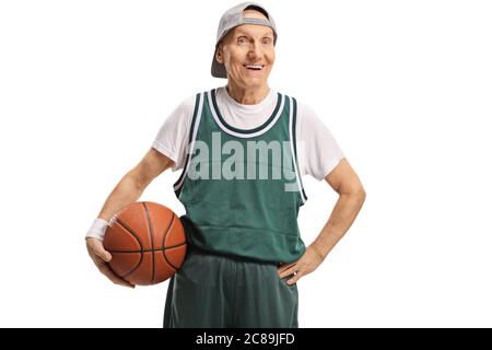 Älterer Mann in einem grünen Trikot hält einen Basketball isoliert auf weißem Hintergrund Stockfoto