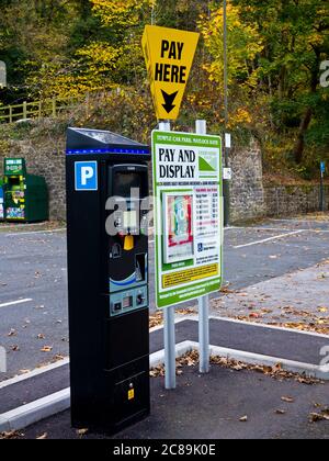 Solarbetriebener Ticketautomat auf einem Parkplatz im Dorf Matlock Bath Derbyshire Dales England Stockfoto