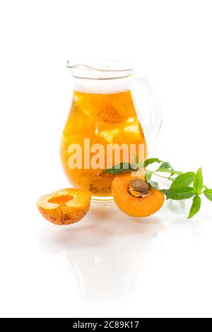 Sommerliche Aprikosen-Kompott in einer Glasdekanter Stockfoto