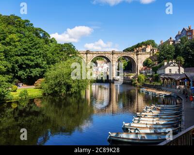 Ruderboote unterhalb des Eisenbahnviadukts, der das River Nidd Valley in Knaresborough North Yorkshire England überspannt Stockfoto