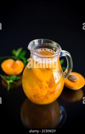 Sommerliche Aprikosen-Kompott in einer Glasdekanter Stockfoto