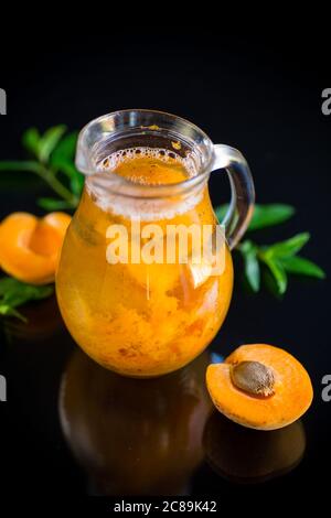 Sommerliche Aprikosen-Kompott in einer Glasdekanter Stockfoto