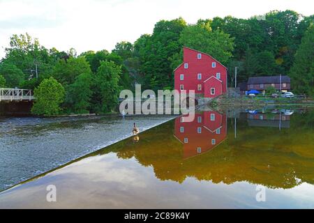 CLINTON, NJ - 14. JULI 2020- Blick auf die historische rote Mühle in Clinton, Hunterdon County, New Jersey, USA. Stockfoto