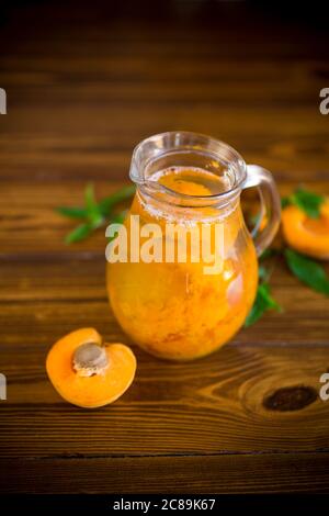 Sommerliche Aprikosen-Kompott in einer Glasdekanter Stockfoto