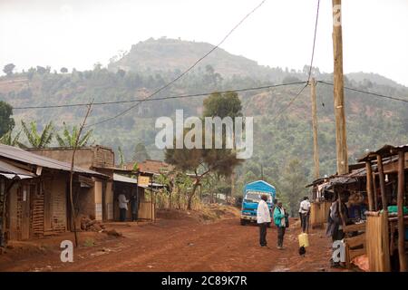 Wunderschöne dramatische Landschaft von Bauerngemeinschaften am Fuße des Mount Elgon, im Osten Ugandas. Stockfoto