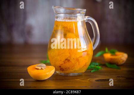 Sommerliche Aprikosen-Kompott in einer Glasdekanter Stockfoto
