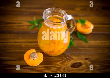 Sommerliche Aprikosen-Kompott in einer Glasdekanter Stockfoto