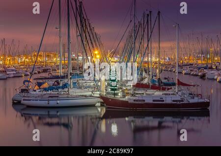 Segelboote im Hafen von Palavas-les-Flots, Hérault, Frankreich. Die Boote vertäuten an den Pontons. Stockfoto