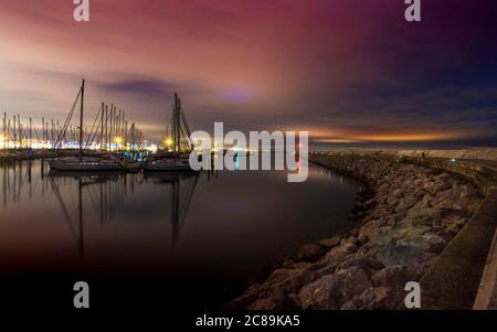 Segelboote im Hafen von Palavas-les-Flots, Hérault, Frankreich. Die Boote vertäuten an den Pontons. Stockfoto